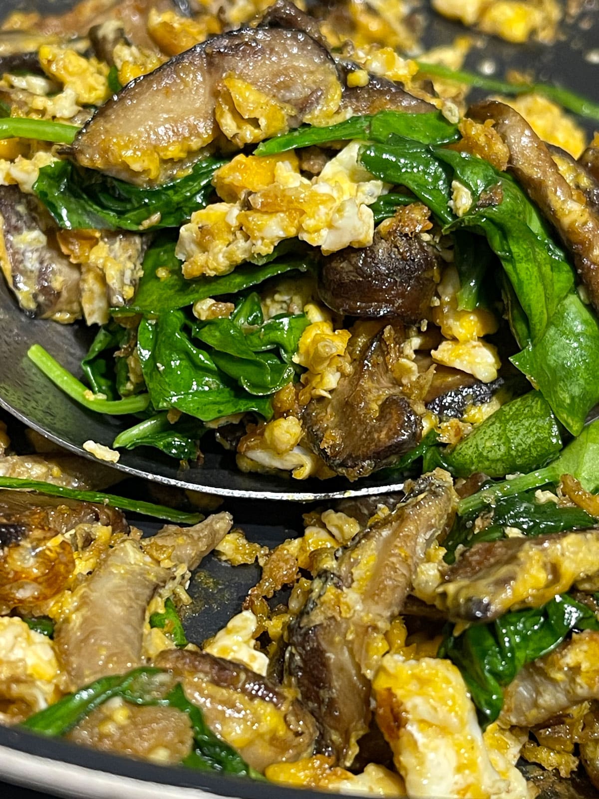 mushrooms with scrambled eggs and spinach