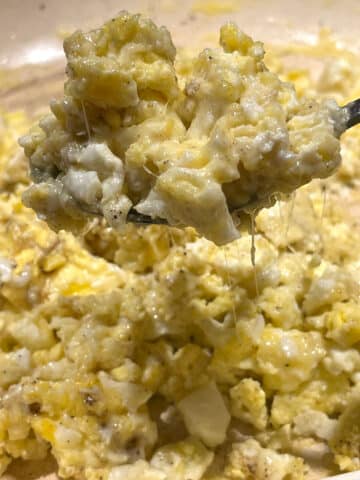 scrambled eggs with mozzarella cheese